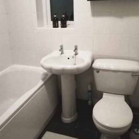 1 bedroom in a house share to rent - Photo 4
