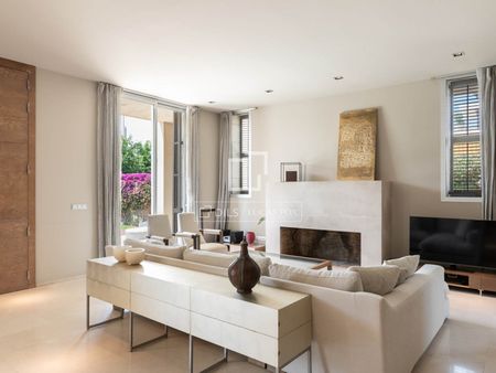 Stunning 6-bedrooom modern villa for rent on the seafront in Gava Mar - Photo 2