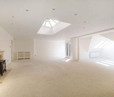Penthouse to rent with 3 bedrooms, St Monicas Road, Kingswood - Photo 3