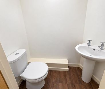 3 bedroom flat to rent - Photo 4