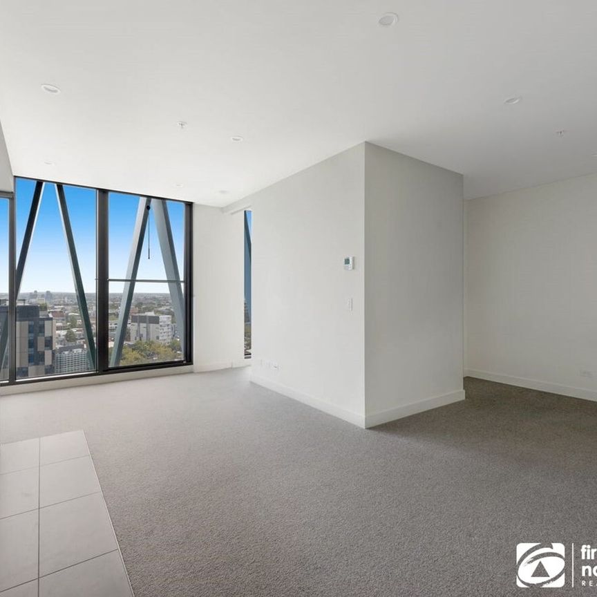 Partly furnished apartment in Carlton! - Photo 1