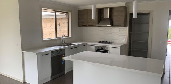 MODERN COMFORT IN EASTWOOD! - Photo 2