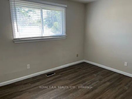 Detached Home For Lease | S9018349 - Photo 4