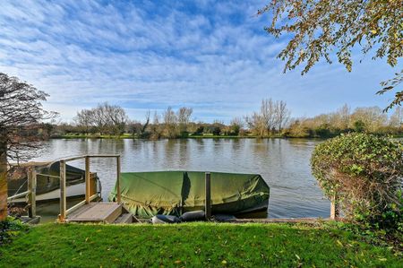 A beautifully presented three bedroom home located on the River Thames with mooring. - Photo 4