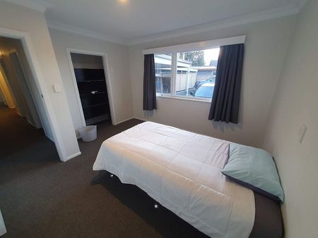 Spacious Private Room Available in Boarding House - Photo 3