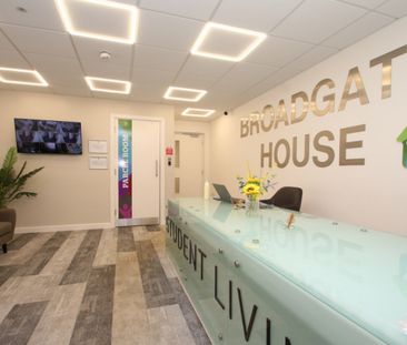 4 bed Apartment for Rent - Photo 6