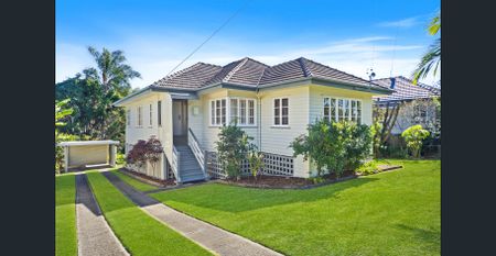 FRESHLY RENOVATED Adorable house in quiet, family-friendly street - Photo 4