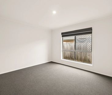 Spacious Family Home in Prime Location - walk to school and shops! - Photo 6