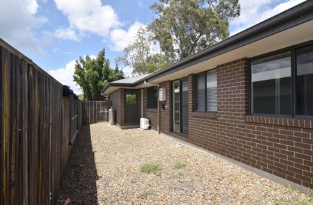 :: MODERN FIVE BEDROOM HOME IN HILLCLOSE ESTATE - Photo 2