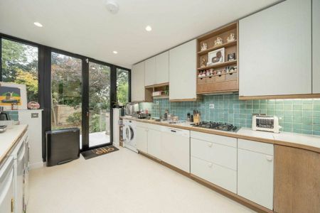 Holdenhurst Avenue, North Finchley, N12 - Photo 2