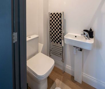 King Georges Road Room 8 (top floor, back) - Photo 1