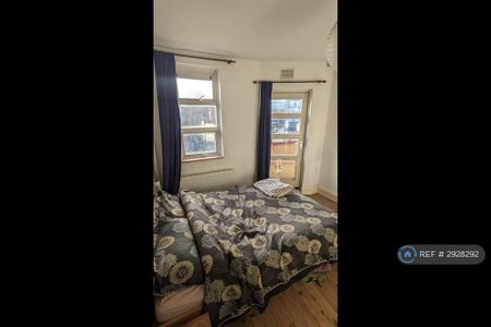 3 bedroom flat to rent - Photo 3