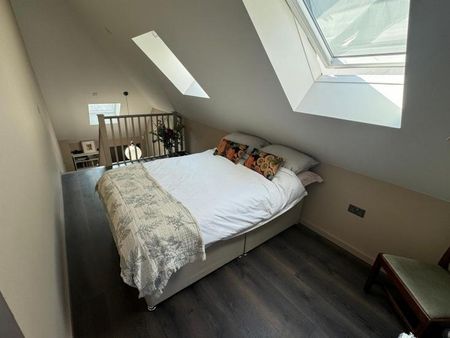 Lovely modern large double bed split level apartment. Sole occupancy preferred. - Photo 4