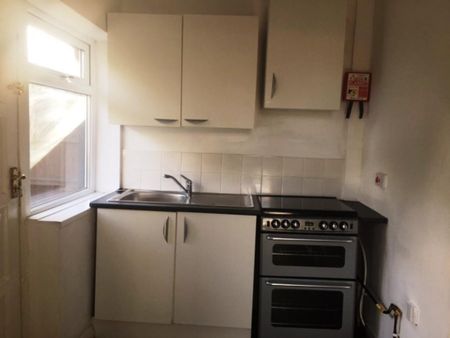 2 bedroom semi-detached house to rent - Photo 2