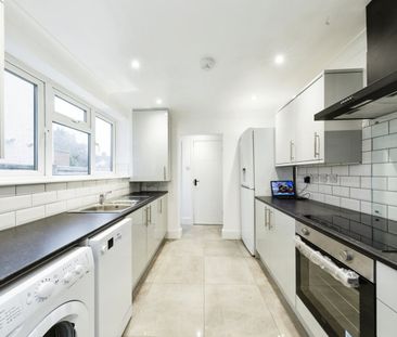 4 Bed Semi-Detached House, Davidson Road, CR0 - Photo 3