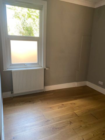 2 Bed Flat, Henniker Gardens, E6 - Photo 3