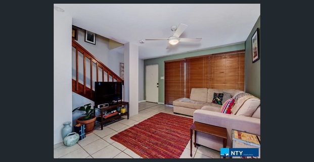BEAUTIFUL TOWNHOUSE IN A PERFECT LOCATION!! - Photo 1