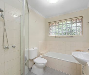 SINGLE LEVEL GEM ON OWN TITLE WITH CAREFREE LIFESTYLE - Photo 5