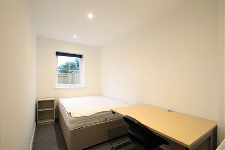 4 bedroom semi-detached house to rent - Photo 3