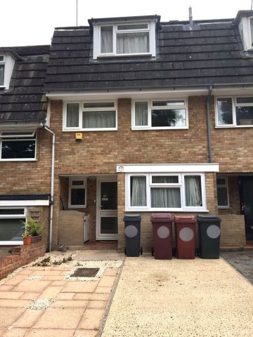 5 Bed Terraced House, Knighton Close, RG4 - Photo 4