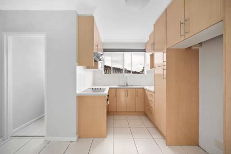 Bright Two-Bed Apartment in Campsie - Photo 4