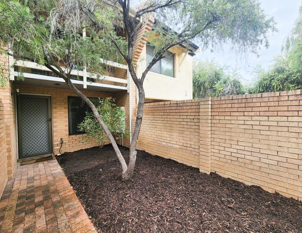 GREAT VALUE, PARTLY FURNISHED 2x1 IN NEDLANDS - Photo 1