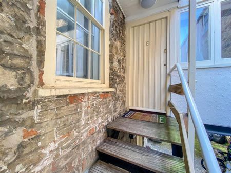 1 bedroom Flat To Let - Photo 2