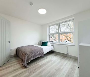 5 En-suites, 1 Minute walk from station Room 1 - Photo 2