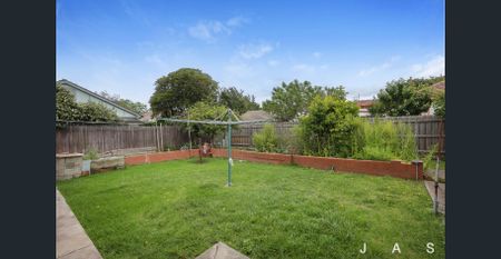 Spacious Family Home in Prime West Footscray Location - Photo 5