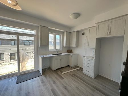 For Lease - 461 Blackburn Drive Unit# 48, Brantford, Ontario - Photo 5