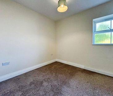 3 bedroom Flat To Let - Photo 2