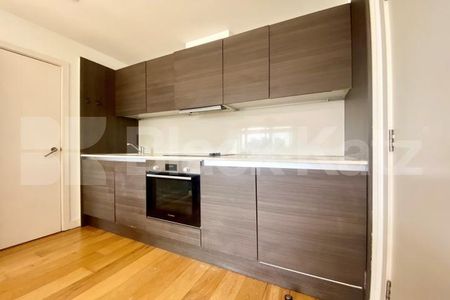 Flooded with natural light & 24 Hour Concierge - Photo 4