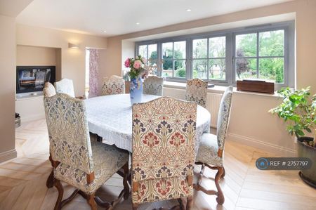 4 bedroom detached house to rent - Photo 4