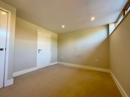 4 bedroom Semi-Detached House to let - Photo 3