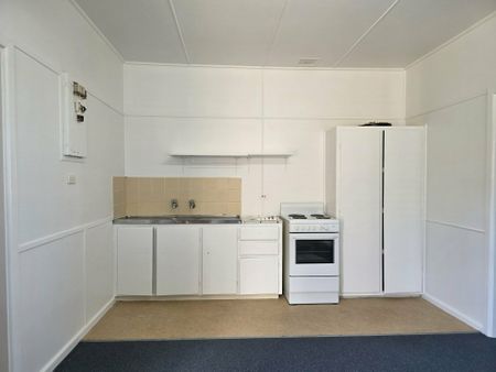 Conveniently Located 2-Bedroom Flat in a Small Block of 4 - Photo 4