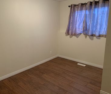 Amazing Find in Red Deer! 3 Bedrooms, 1 Bath!! - Photo 3