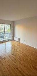 41/2 a Laval dispo 1 Déc 2025 internet 1 stationnements, Thermopompe chaud et froid Locker privé inclus - Photo 1