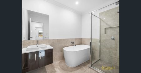 Modern 3 bed duplex in a convenient location - Photo 2