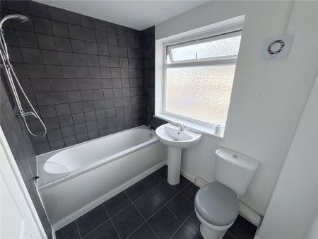 3 bedroom semi-detached house to rent - Photo 5