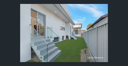 Stylish and Ultra Modern Family Home! - Photo 3