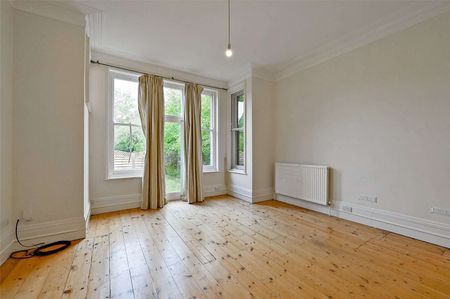 A spacious three bedroom apartment - Photo 2