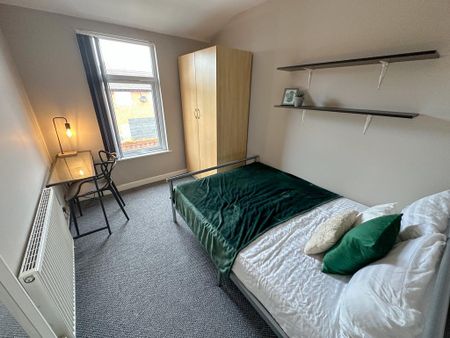 4 bedroom terraced house to rent - Photo 3