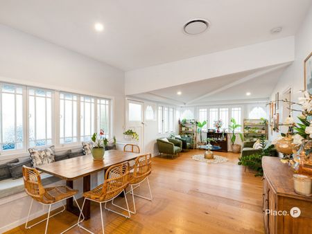 Charming Family Home - Photo 3