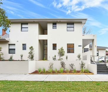 Fully furnished , self-contained studio apartment in a great location! - Photo 1