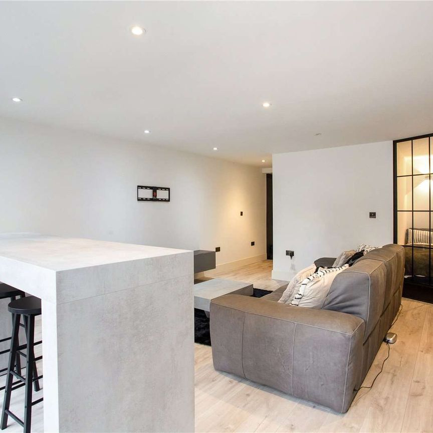 An immaculately presented, spacious ground floor studio apartment with courtyard garden. - Photo 1