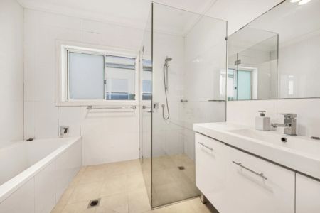 Freshly refurbished park side family home - Photo 5