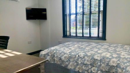 1 bedroom in a flat share to rent - Photo 3