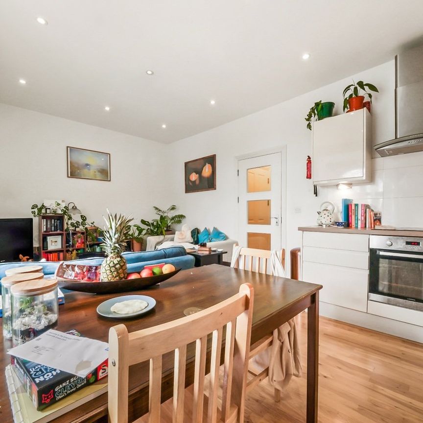 2 Bed Flat, Avenue Mews, N10 - Photo 1