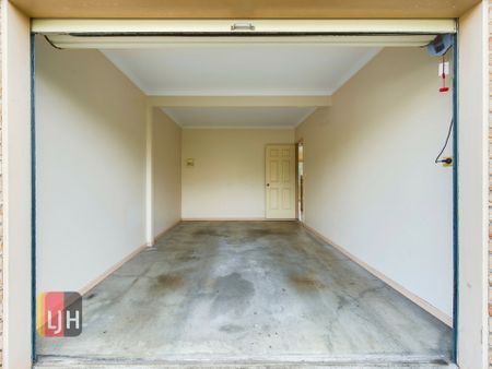 2 BEDROOM TOWNHOUSE WITH COURTYARD MAINTENANCE INCLUDED! - Photo 5