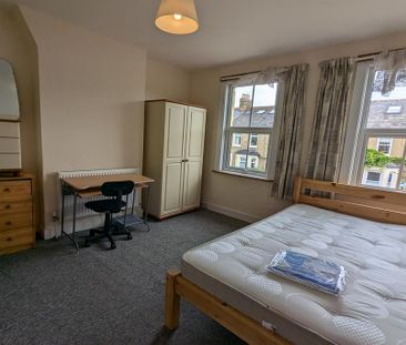 4 bedroom end of terrace house to rent - Photo 2